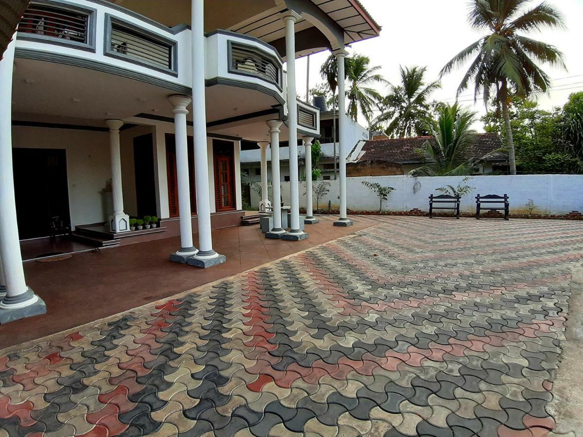A And D Holiday Inn Anuradhapura Exterior foto